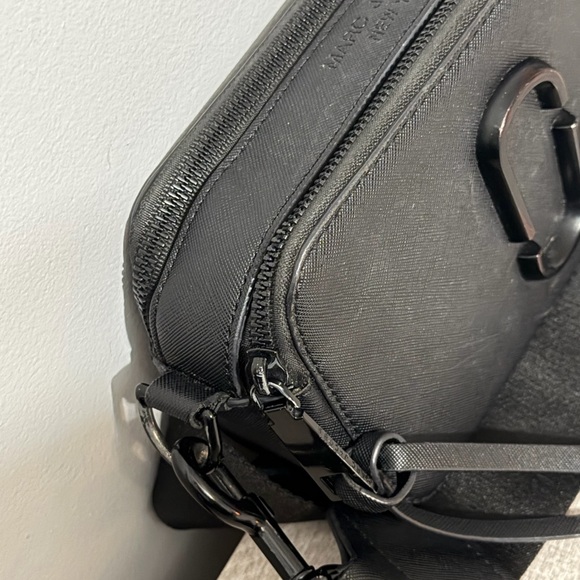 Marc Jacobs camera-style crossbody bag in classic black. Like New - Picture 5 of 7